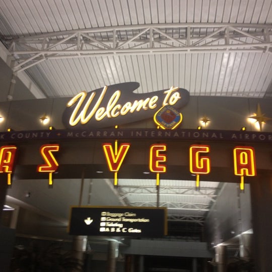 รูปภาพถ่ายที่ &quot;Welcome to Las Vegas&quot; Sign โดย Jimmy L. เมื่อ 3/31/2012
