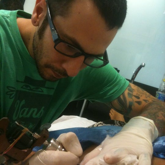 8/28/2012 tarihinde Sara K.ziyaretçi tarafından LTW Tattoo &amp; Piercing'de çekilen fotoğraf