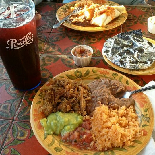 Photo taken at La Luz Del Dia Restaurant by Savonn T. on 3/2/2012
