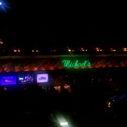 2/15/2012 tarihinde Alyssa C.ziyaretçi tarafından Michael&#39;s Sports Pub &amp; Grill'de çekilen fotoğraf