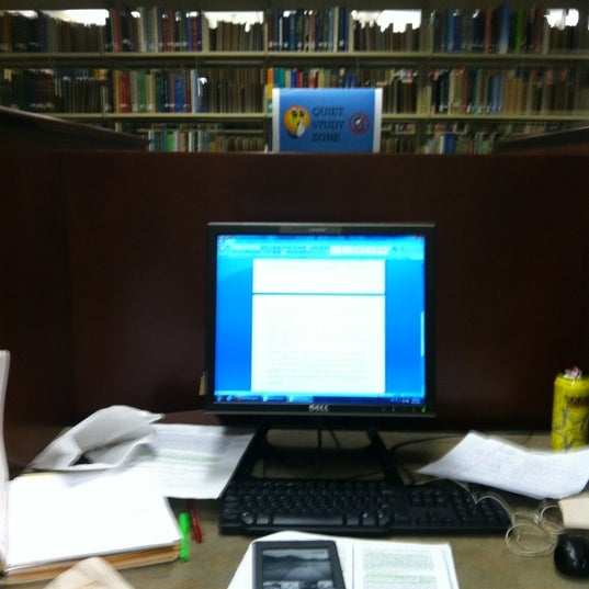 Foto scattata a James E. Walker Library (LIB) da Sara P. il 4/12/2012