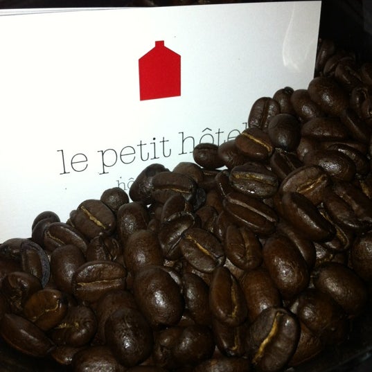 รูปภาพถ่ายที่ Le Petit Hôtel โดย Maryse L. เมื่อ 5/8/2012