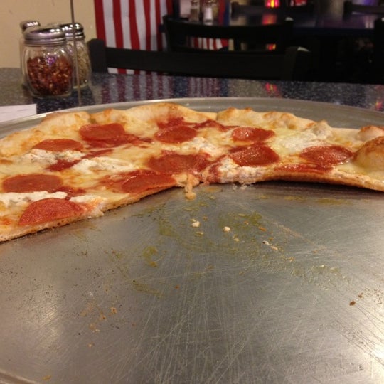 2/18/2012 tarihinde Skye H.ziyaretçi tarafından Camos Brothers Pizza'de çekilen fotoğraf