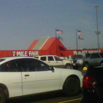 รูปภาพถ่ายที่ 7 Mile Fair โดย Scott C. เมื่อ 3/10/2012