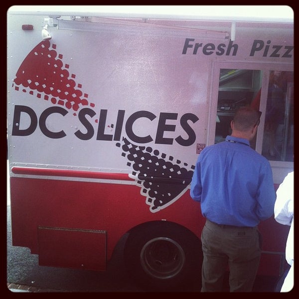 รูปภาพถ่ายที่ DC Slices โดย Kenneth W. เมื่อ 6/14/2012