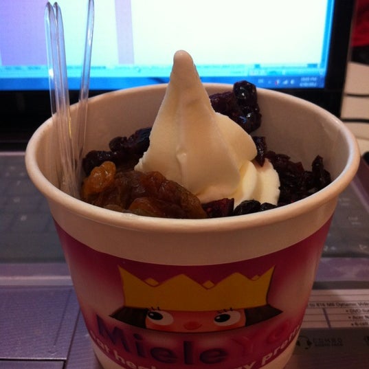 Das Foto wurde bei Mieleyo Premium Frozen Yogurt von Lay C. am 4/30/2012 aufgenommen