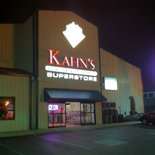 รูปภาพถ่ายที่ Kahn&#39;s Fine Wine &amp; Spirits โดย cindy g. เมื่อ 5/13/2012