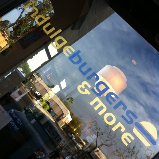 รูปภาพถ่ายที่ Indulge Burgers &amp; More โดย MoniQue เมื่อ 3/7/2012