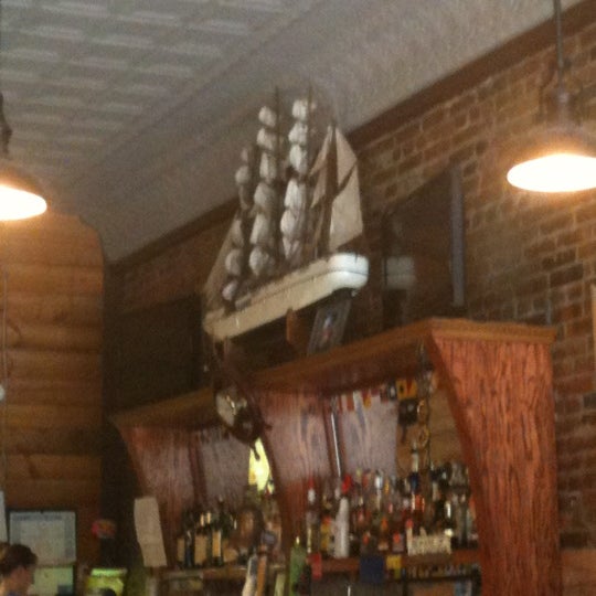 Снимок сделан в Captain Ratty&#39;s Seafood Restaurant пользователем Lisa S. 9/3/2012