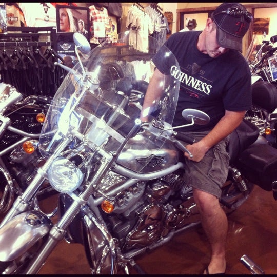 Снимок сделан в Longhorn Harley-Davidson пользователем Amanda C. 7/21/2012