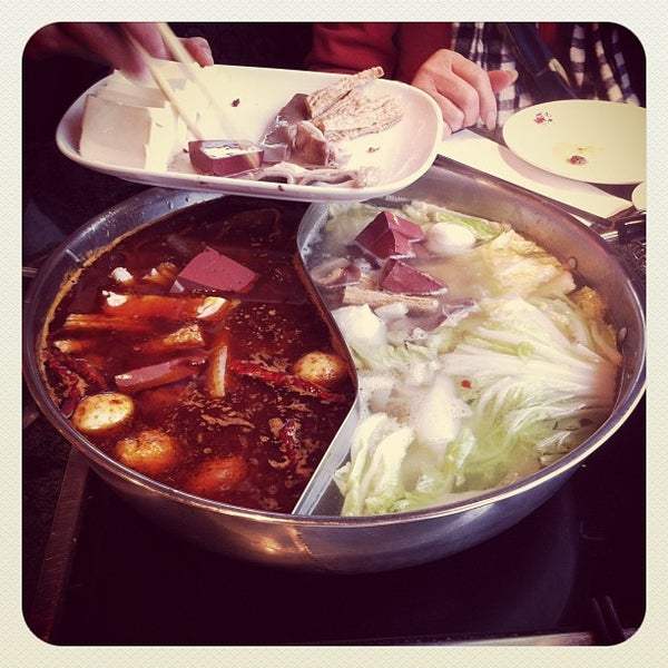 6/13/2012에 Dnomyar M.님이 Fatty Cow Seafood Hot Pot 小肥牛火鍋專門店에서 찍은 사진