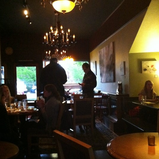 Foto tomada en In The Red Wine Bar &amp; Cafe  por Erica N. el 4/26/2012