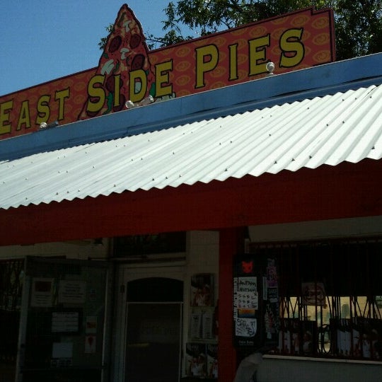 รูปภาพถ่ายที่ East Side Pies โดย Roman L. เมื่อ 9/6/2012