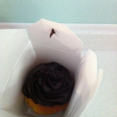 Снимок сделан в Sugarush (cupcakes, cakes &amp; candy) пользователем Stefanie N. 7/24/2012