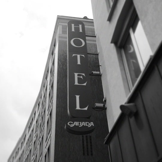Das Foto wurde bei Hotel Canada von Ron S. am 5/6/2012 aufgenommen