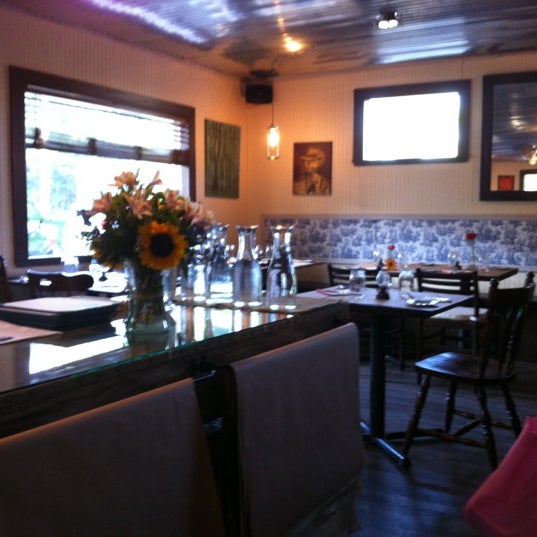 Снимок сделан в Angel Oak Restaurant пользователем Angel P. 7/26/2012