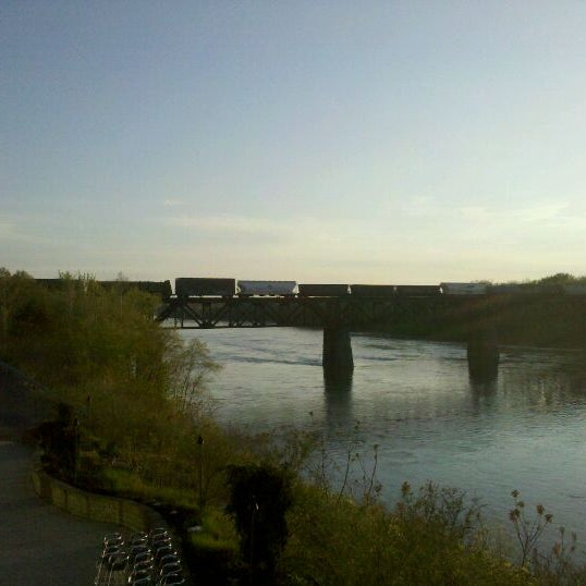 4/25/2012 tarihinde Drew B.ziyaretçi tarafından River Grille'de çekilen fotoğraf