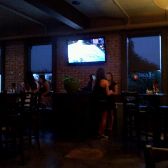 Foto scattata a Los Gatos Bar &amp; Grill da Viktoria D. il 7/28/2012