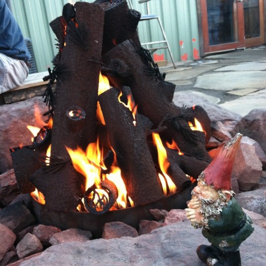 รูปภาพถ่ายที่ Bonfire Brewing โดย Sarah R. เมื่อ 3/22/2012