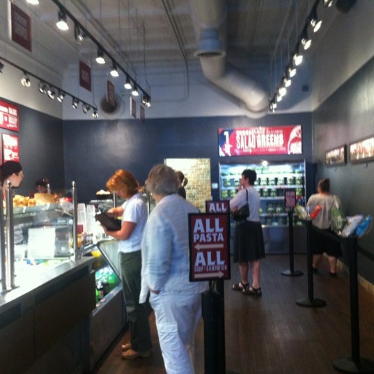 Foto scattata a Heirloom Salad Company da Claire il 7/9/2012