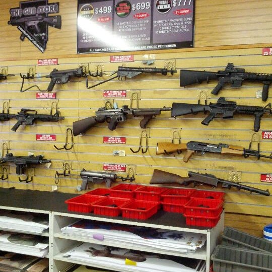 3/24/2012 tarihinde Bryan J.ziyaretçi tarafından The Gun Store'de çekilen fotoğraf