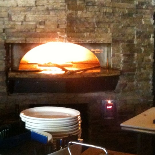 Foto scattata a Crust Pizza &amp; Wine Cafe da Katie B. il 8/9/2012
