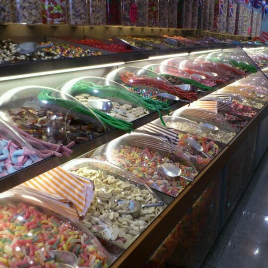 รูปภาพถ่ายที่ Kingdom of Sweets โดย Kaan K. เมื่อ 8/23/2012