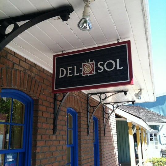 รูปภาพถ่ายที่ Del Sol โดย Terri H. เมื่อ 6/27/2012