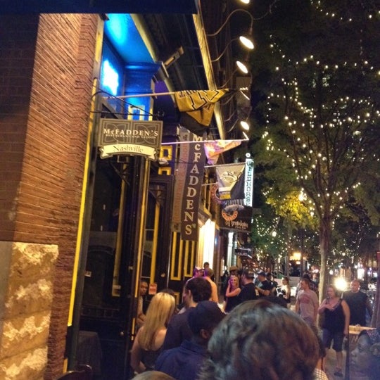 Foto tirada no(a) McFadden&#39;s Restaurant and Saloon Nashville por Mike C. em 5/12/2012