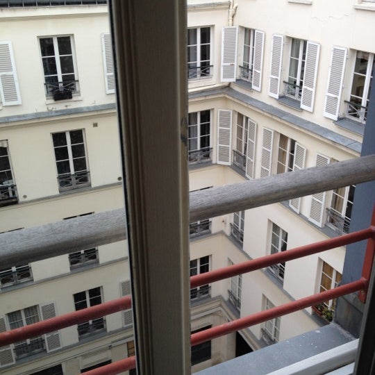 รูปภาพถ่ายที่ Hôtel des Marronniers โดย Annie A. เมื่อ 4/17/2012