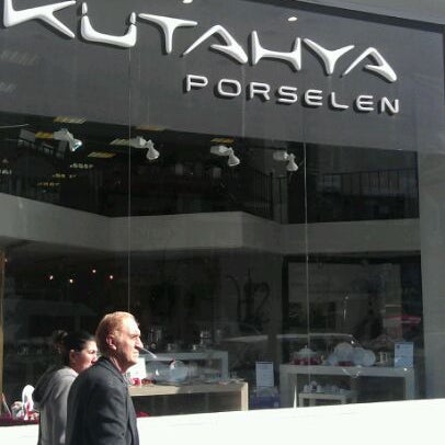 Foto scattata a Kütahya Porselen Magazasi da Emre O. il 2/21/2012