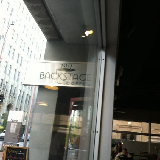 รูปภาพถ่ายที่ Backstage Coffee โดย Kat R. เมื่อ 5/3/2012