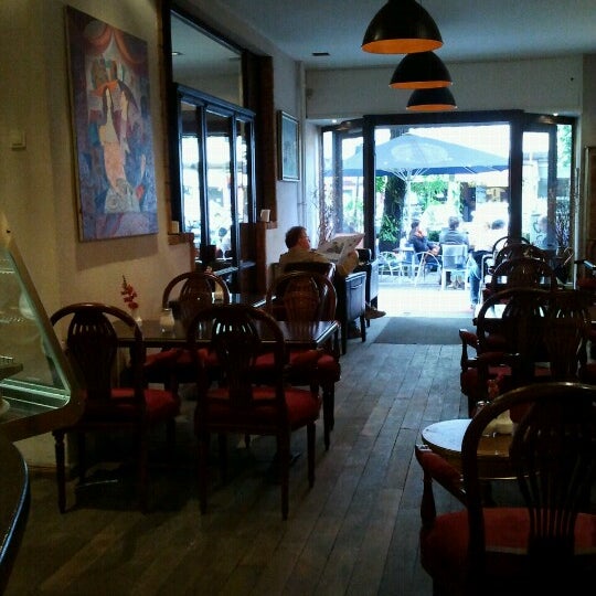 Foto diambil di Café au Lait oleh Tsegi S. pada 9/8/2012