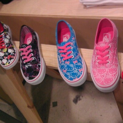 vans in plaza bonita