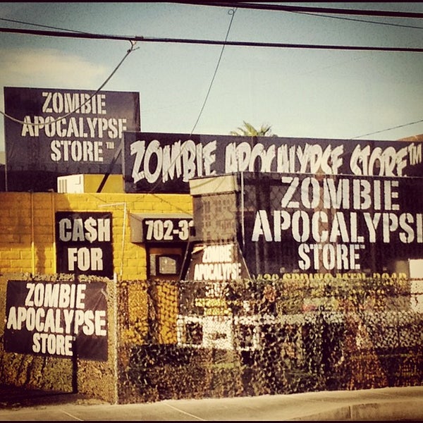 9/9/2012 tarihinde Dennis M.ziyaretçi tarafından Zombie Apocalypse Store'de çekilen fotoğraf