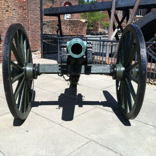 Снимок сделан в The American Civil War Center At Historic Tredegar пользователем Alfred M. 4/7/2012