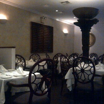 2/4/2012 tarihinde Robin T.ziyaretçi tarafından Sapphire Indian Cuisine'de çekilen fotoğraf