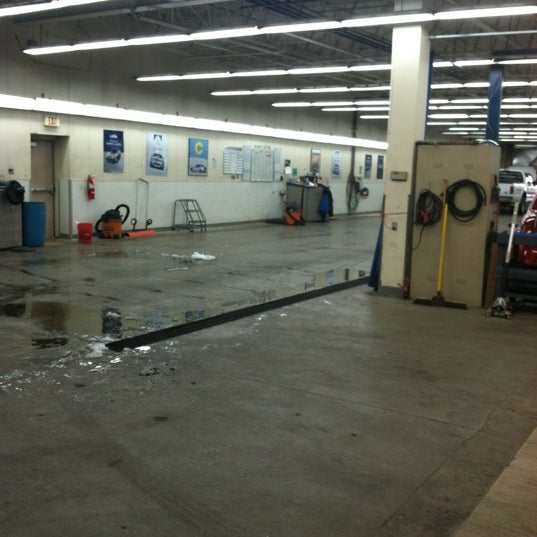Foto scattata a Sears Imported Autos, Inc. da Chaz A. il 2/29/2012