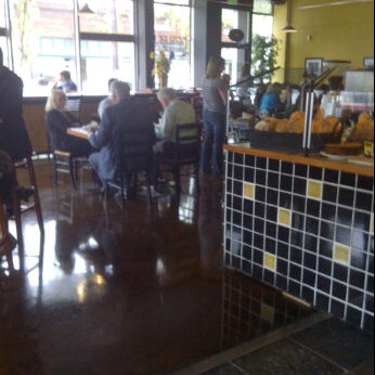 รูปภาพถ่ายที่ Fleur De Lis Bakery &amp; Cafe โดย Diana U. เมื่อ 6/19/2012