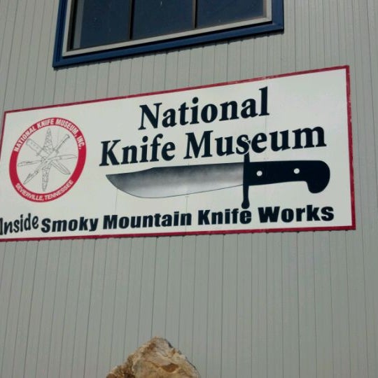 Foto tomada en Smoky Mountain Knife Works  por James K. el 6/6/2012