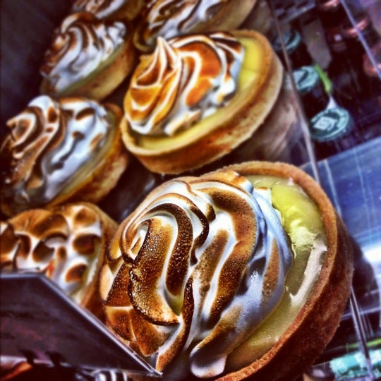 Foto diambil di Nichole&#39;s Fine Pastry Shop oleh Kaitlin B. pada 7/1/2012
