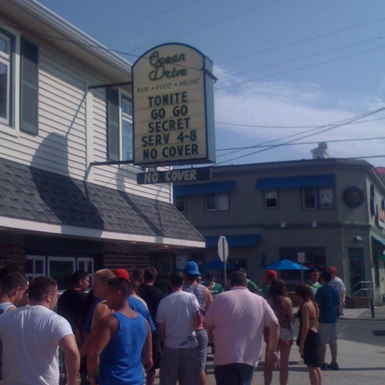 Foto diambil di Ocean Drive Bar &amp; Restaurant oleh Jahy T. pada 5/27/2012