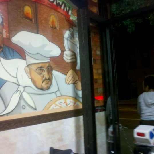 6/10/2012 tarihinde Kevin B.ziyaretçi tarafından Pizza Town'de çekilen fotoğraf