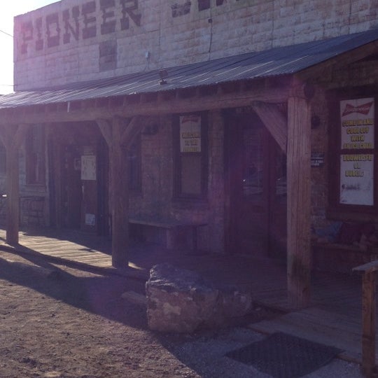 Foto tomada en Pioneer Saloon Goodsprings, Nevada  por Rusty F. el 7/7/2012