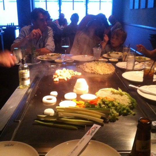 Photo taken at DaRuMa- Japanese Steakhouse and Sushi Lounge by JOSE LUIS F. on 8/8/2012
