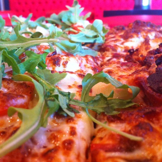 Foto tirada no(a) Crust Gourmet Pizza Bar por Jocelyn em 7/9/2012
