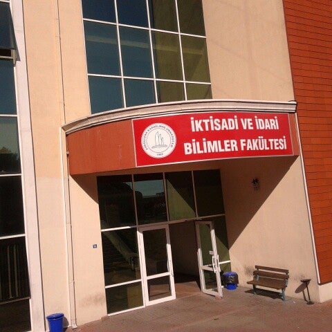 iktisadi ve idari bilimler fakultesi universite akademi binasi