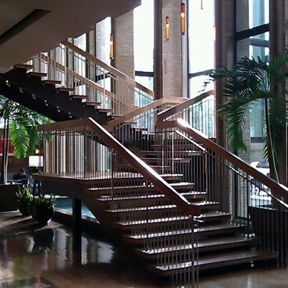 4/26/2012 tarihinde Andy R.ziyaretçi tarafından The Highland Dallas, Curio Collection by Hilton'de çekilen fotoğraf