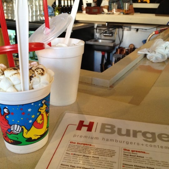 Das Foto wurde bei H Burger von Kevin B. am 9/8/2012 aufgenommen