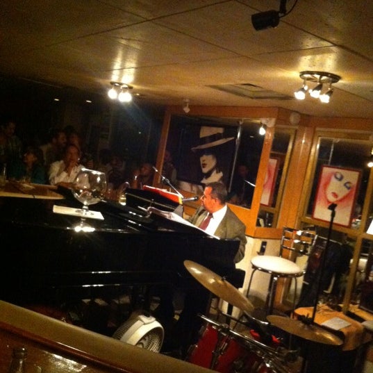 Photo taken at La Copa de Champagne Piano Bar by Rodrigo D. on 8/19/2012